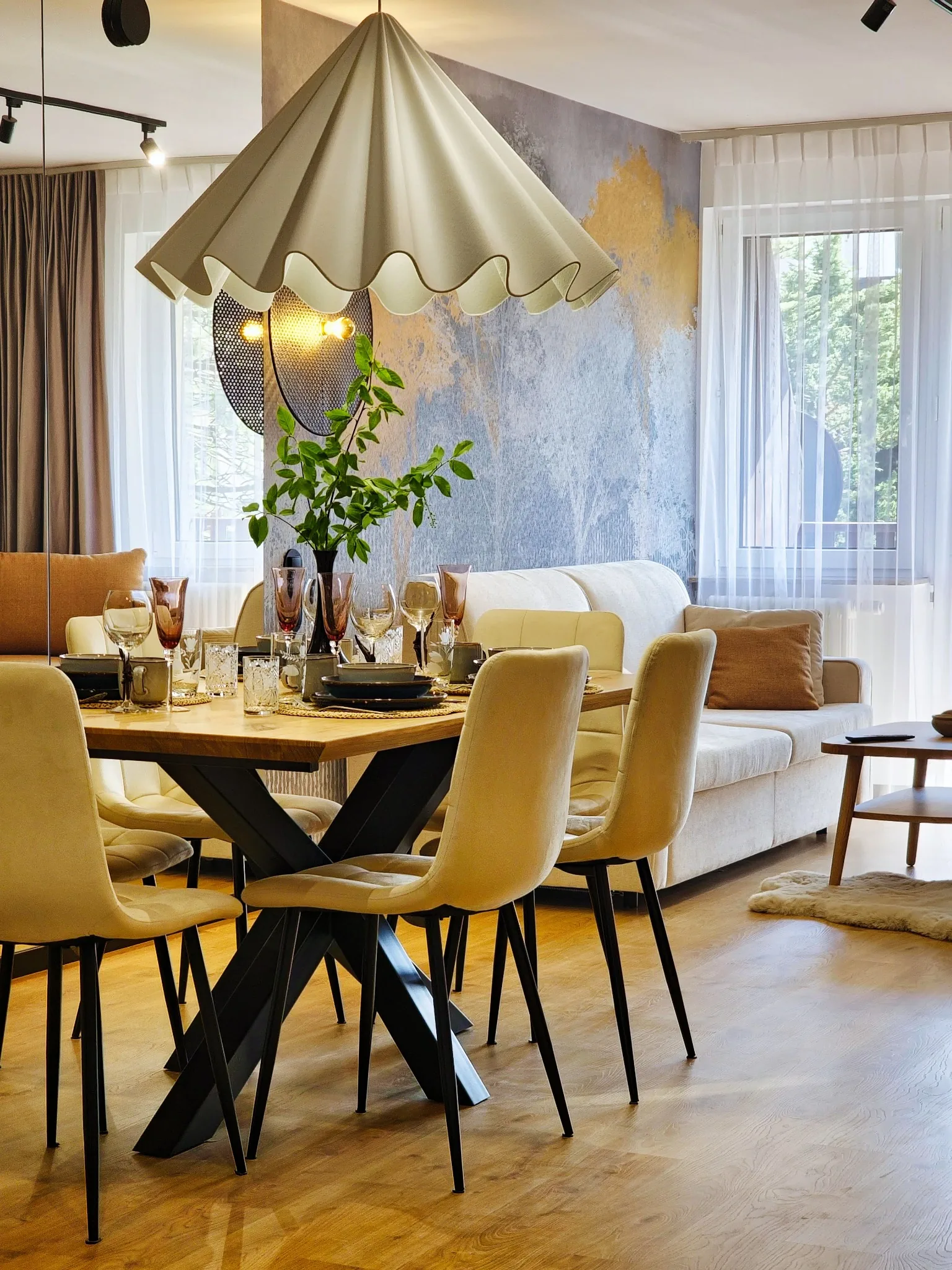 Jadalnia w apartamencie Mountain Lotus Zakopane z jasnym wnętrzem
